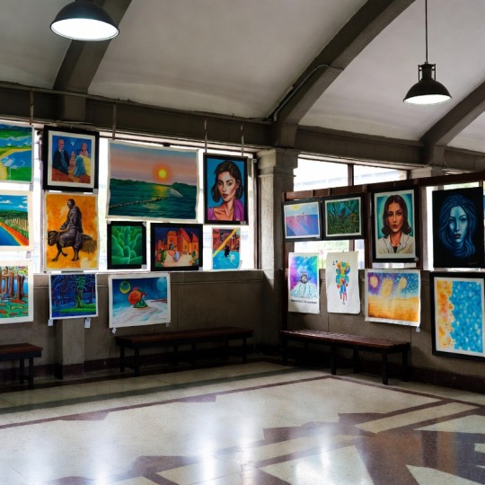 Вокзальные залы ожидания украсили работами местных художников