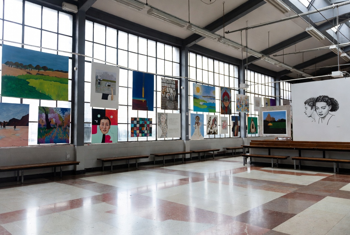 Вокзальные залы ожидания украсили работами местных художников
